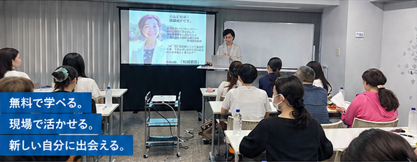 講師の説明を聞きながら、販売・接客の研修を受けるスタッフの皆さん