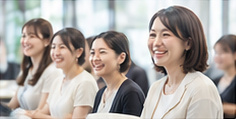 さまざまな年代のスタッフが笑顔で研修に参加している様子