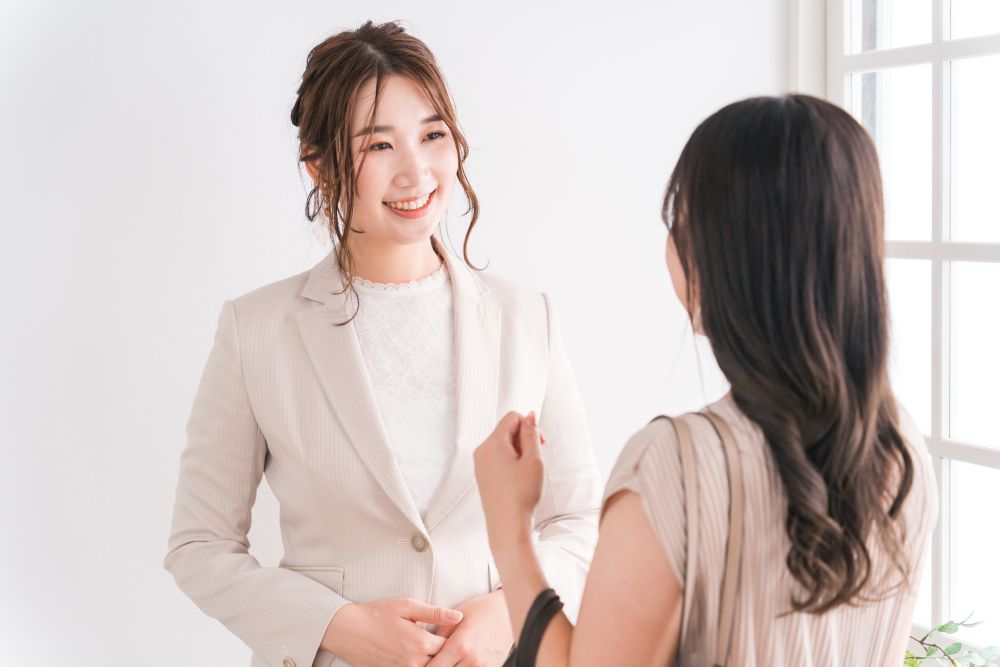 商品説明する女性