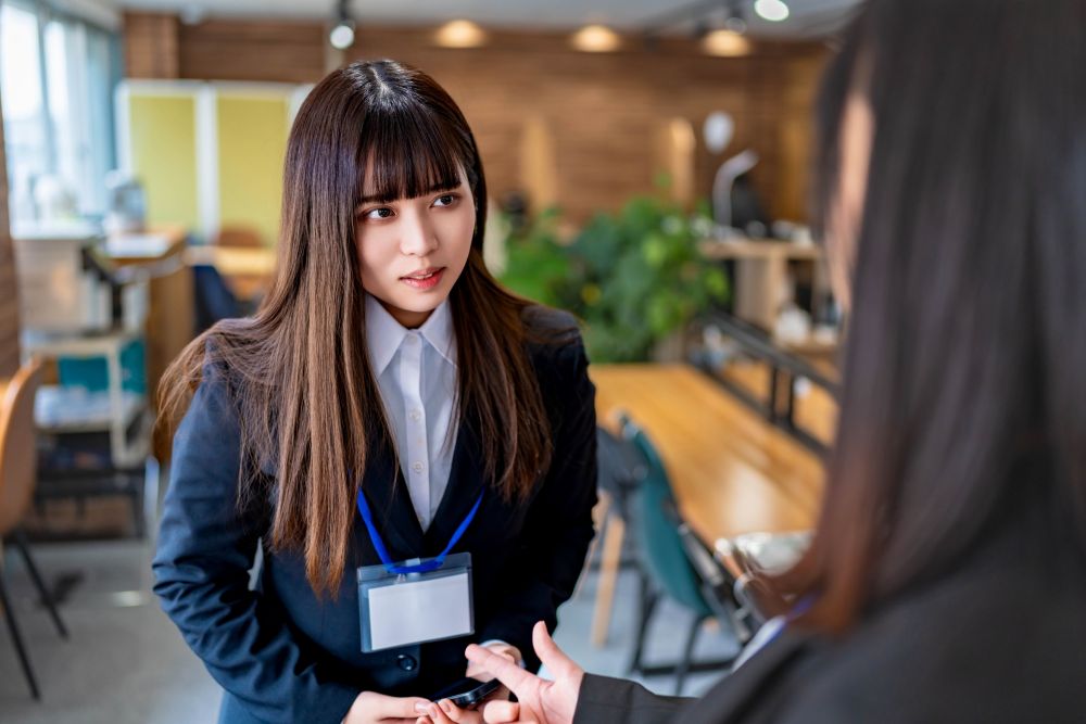 謝罪するアパレル店員